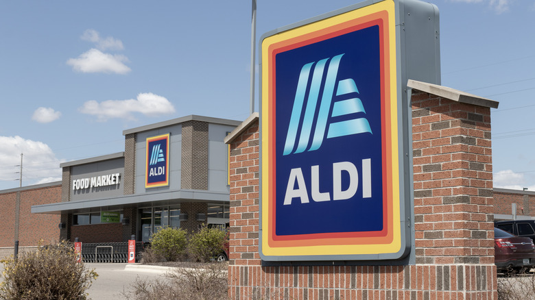 Aldi signage daytime