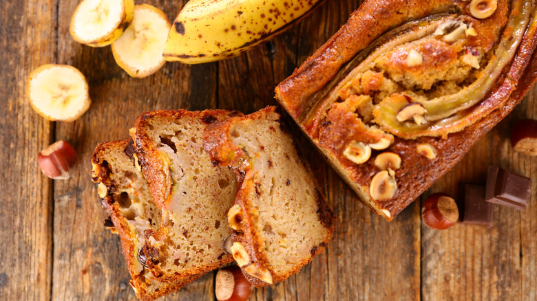Banana bread with sliced bananas