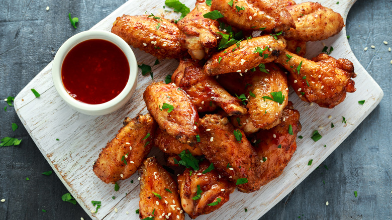 Overview of chicken wings on a cutting board