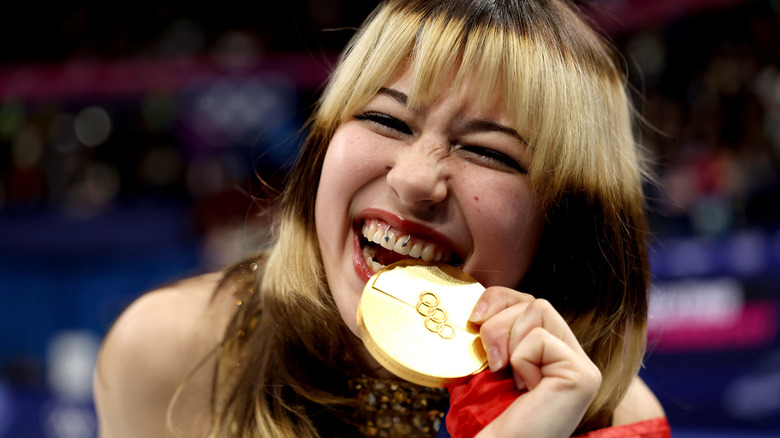 alysa liu biting her gold medal