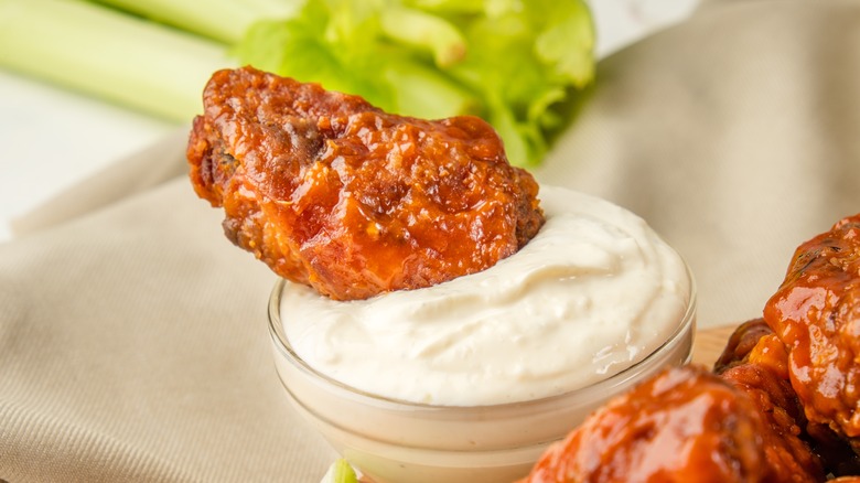 barbecue wings in blue cheese sauce