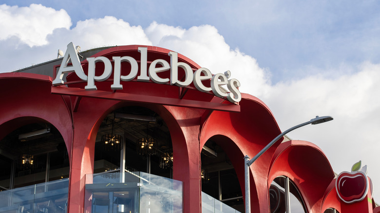 An Applebee's sign on the front of a red Applebee's restaurant