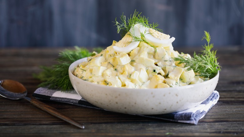 Egg salad with apples