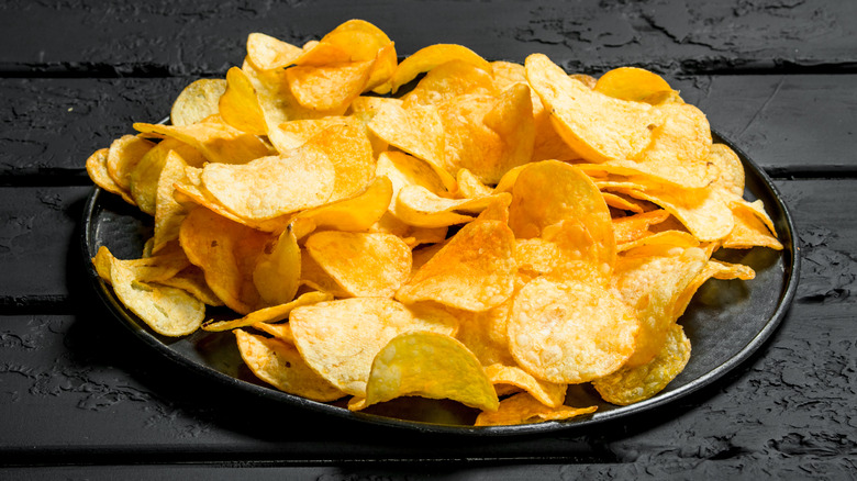 plate holding fried potato crisps