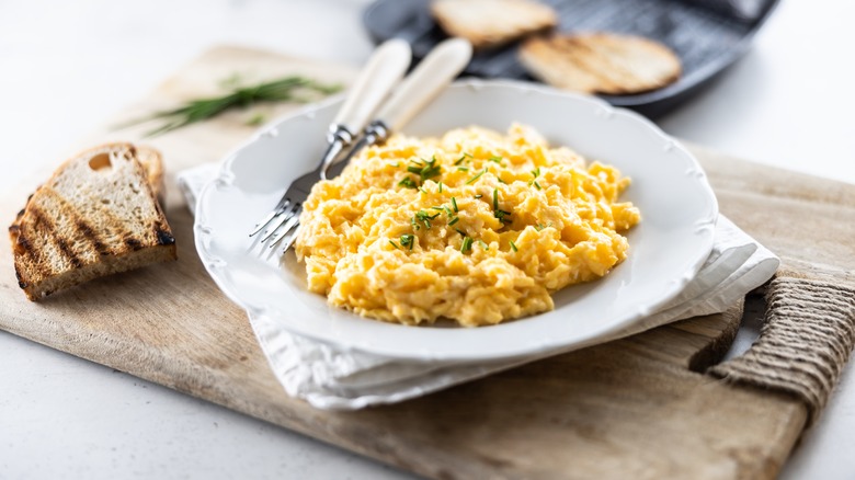 scrambled eggs on plate