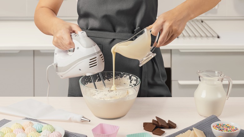 Whipping cream with hand mixer