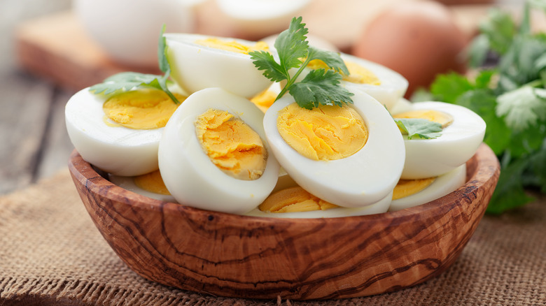 Hard-boiled egg arrangement