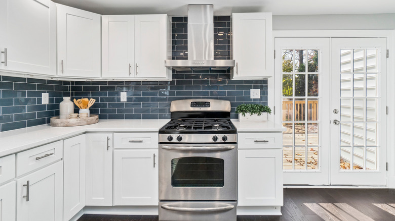 Timeless kitchen with shaker cabinets and simple hardware