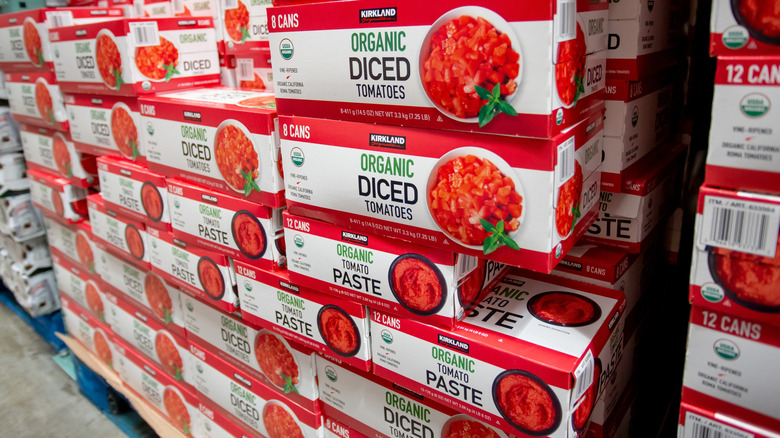 A Costco shelf holding lots of containers of Kirkland Signature, Organic Diced Tomatoes