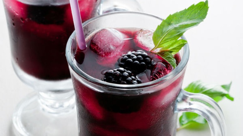 glass of blackberry lemonade