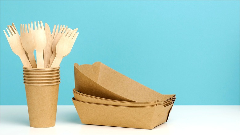 Paper food trays and forks 