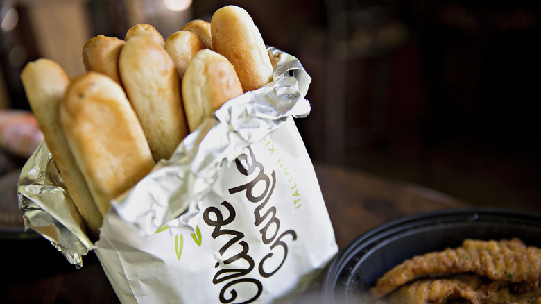 olive garden bag filled with breadsticks