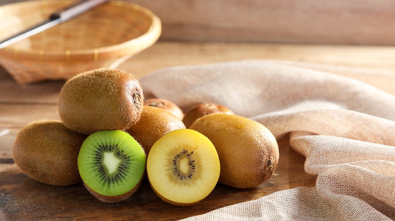 Kiwis with burlap on table