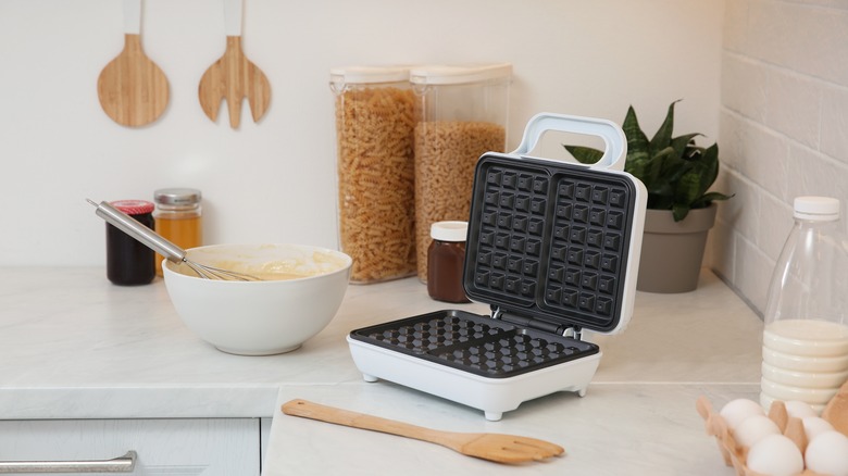 Waffle iron and waffle mix bowl