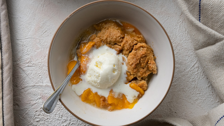 peach cobbler with ice cream 
