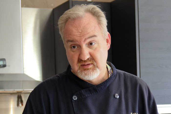 https://www.thedailymeal.com/img/gallery/chefs-and-restaurateurs-who-lost-a-lot-of-weight-and-how-they-did-it/9-Art_Smith_Stefan_wikipedia.jpg
