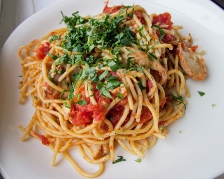 Chicken Spaghetti with Garlicky Tomato Sauce