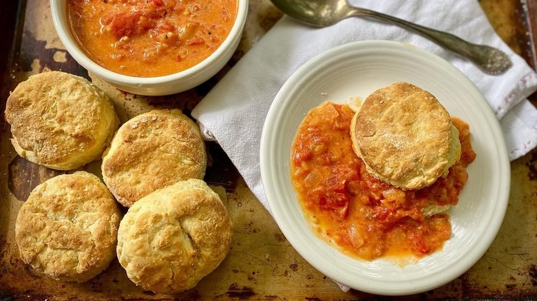 Tomato gravy with biscuits
