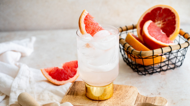 cocktail with grapefruit slices