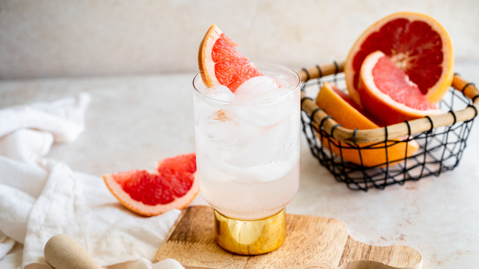 Classic Sparkling Paloma Cocktail Recipe