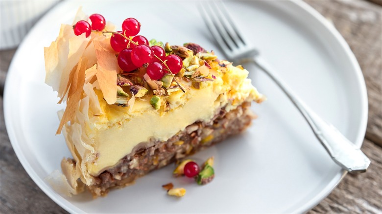 Cheesecake with nut crust and currants 