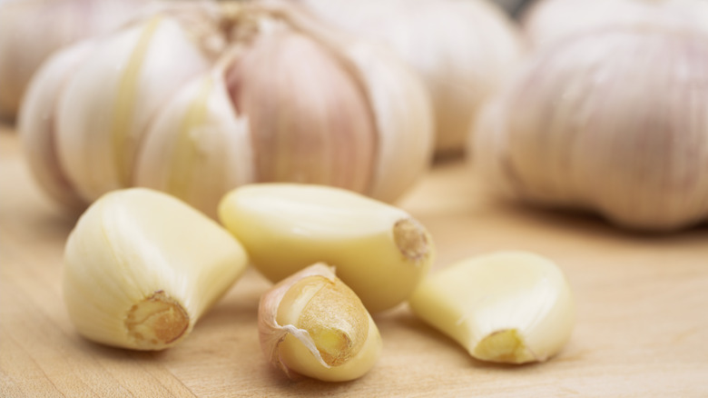 garlic cloves and peeled garlic