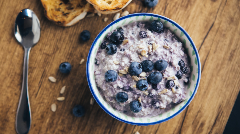 bowl of Oatmeal with bluberries