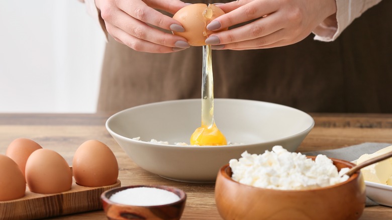 egg cracking with cottage cheese and salt