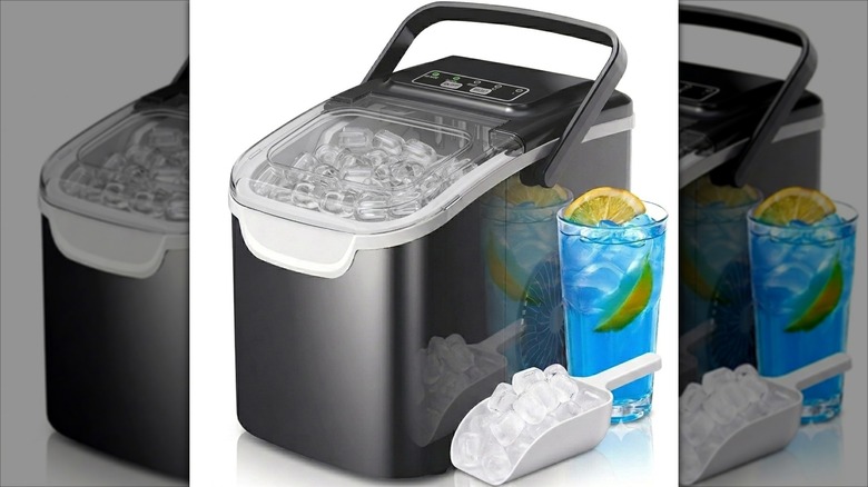 Crzoe countertop ice maker with blue drink