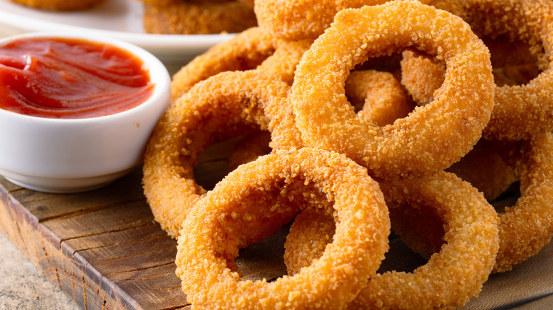 Onion rings with tomato sauce