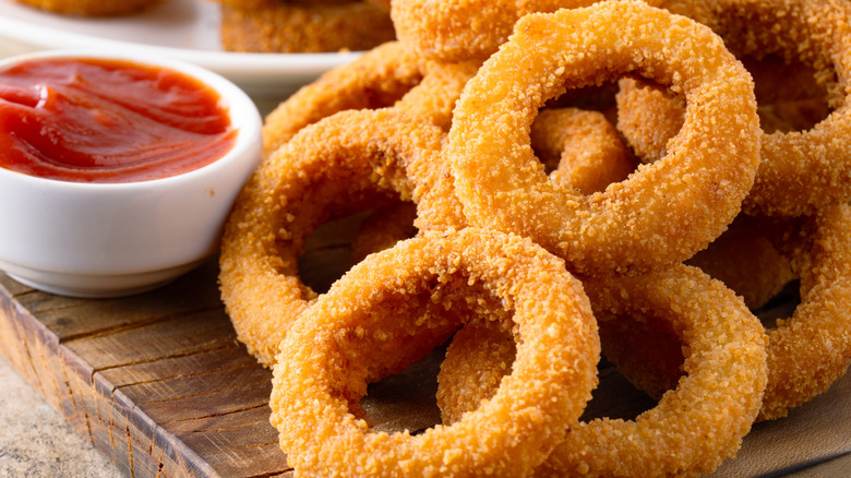 Onion rings with tomato sauce