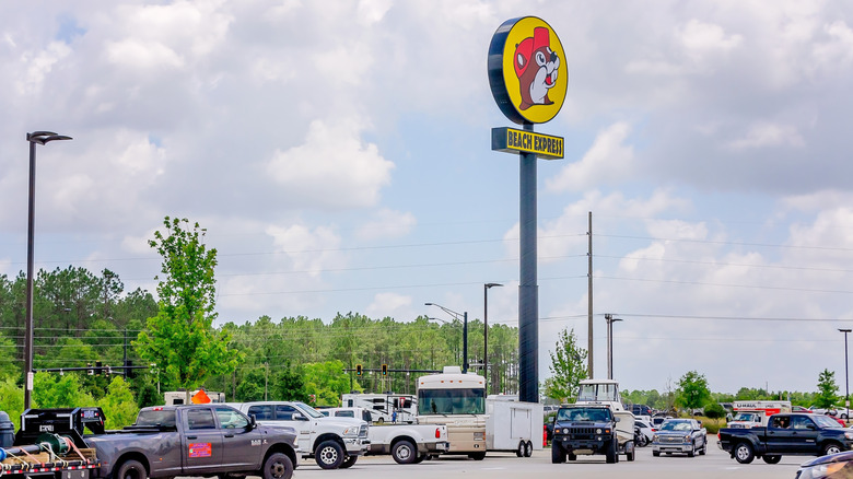Buc-ee's beach express sign