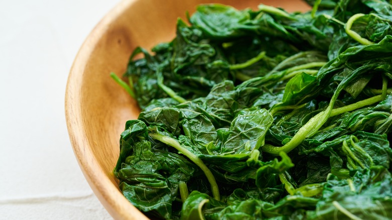 Cooked spinach in bowl