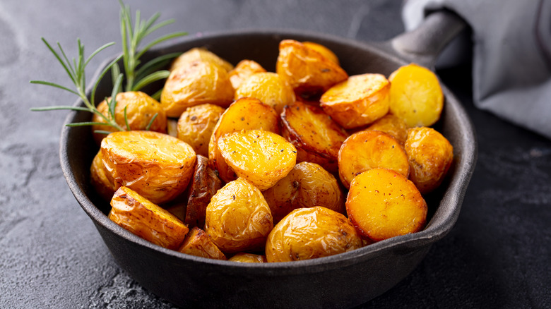 Skillet with roast potatoes