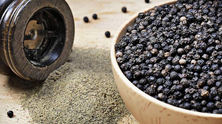 whole peppercorns ground pepper grinder