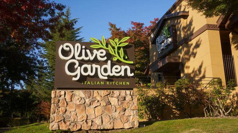 Olive Garden sign and building