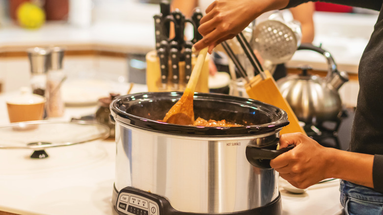 https://www.thedailymeal.com/img/gallery/dont-be-fooled-crockpots-and-slow-cookers-are-basically-the-same-thing/intro-1683822606.jpg
