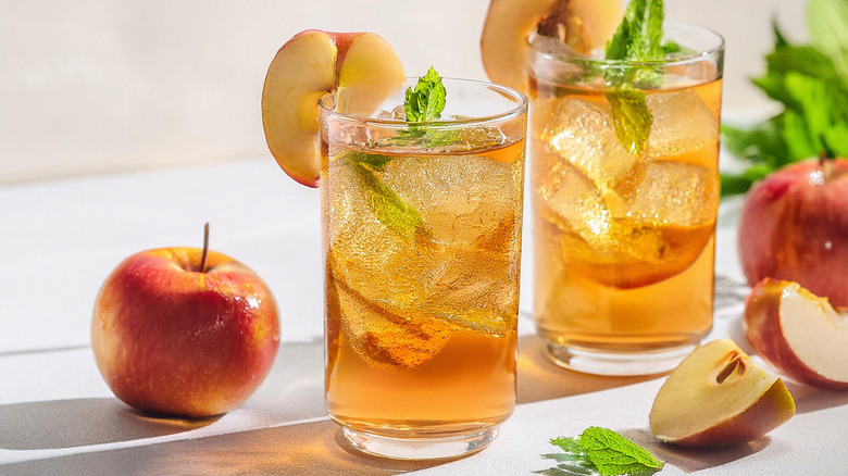 iced tea with apples