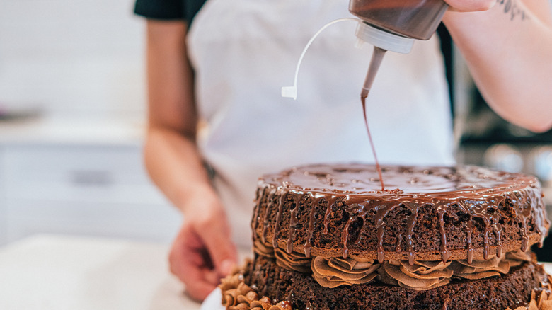 Decorating a cake with a squeeze bottle