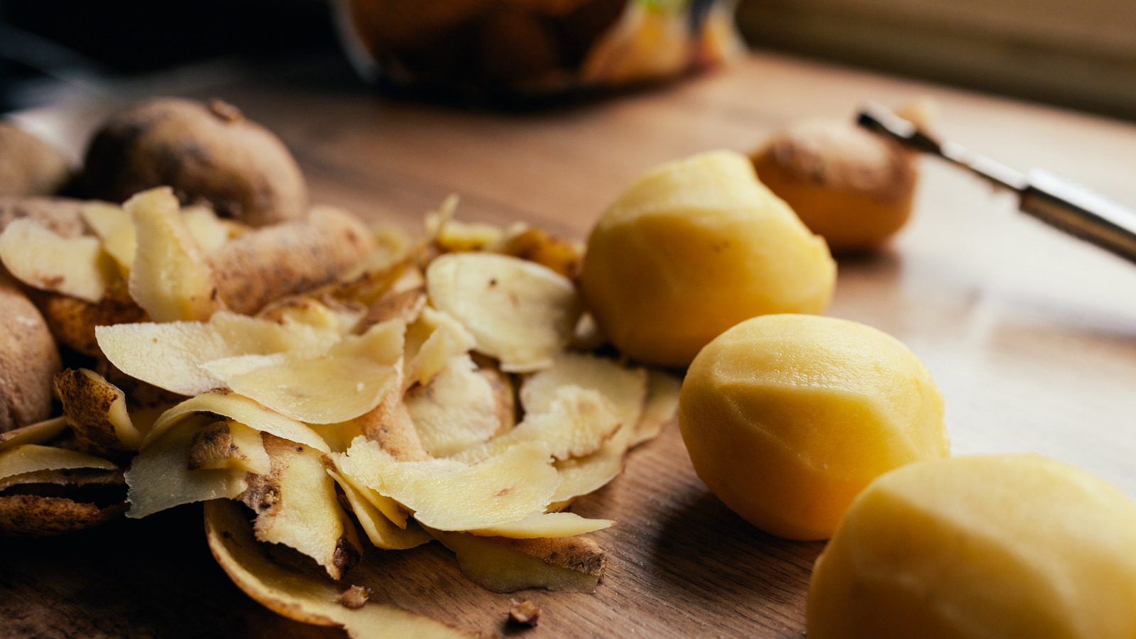 Don't Toss Out Leftover Potato Peels — Save Them For A Steamy Veggie Broth