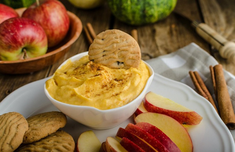 Cinnamon Roll Cheesecake Dip
