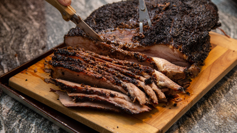 slicing brisket