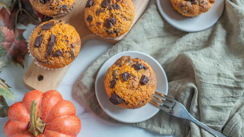 Overview of pumpkin chocolate chip muffins
