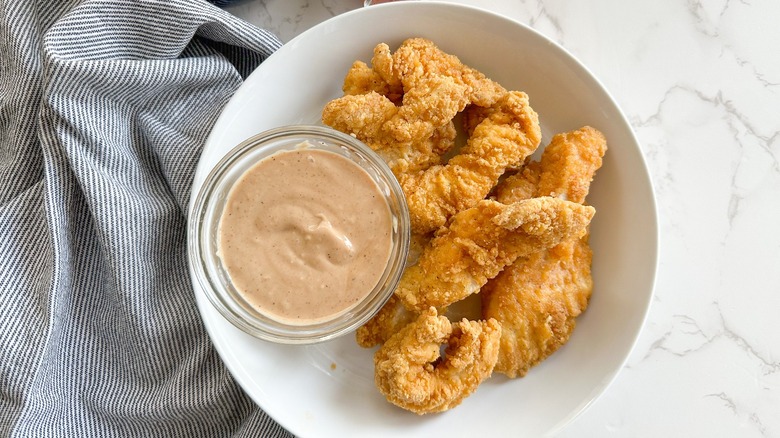 chicken fingers with dipping sauce
