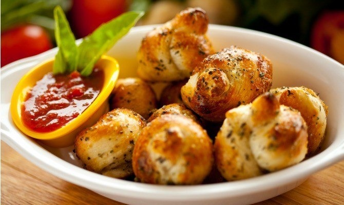 Easy, DIY Garlic Knots