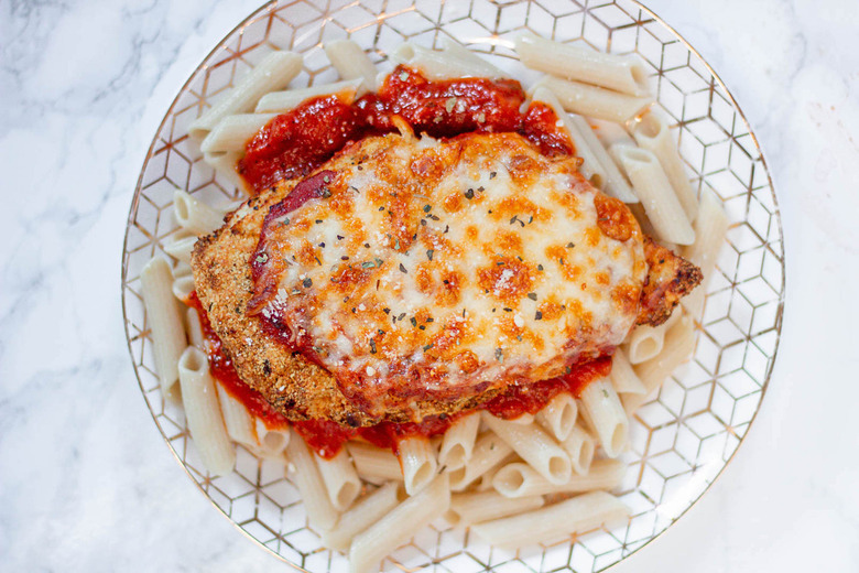 https://www.thedailymeal.com/img/gallery/easy-recipes-that-take-less-than-one-hour/air-fryer-chicken-parmesan-3-of-7.jpg