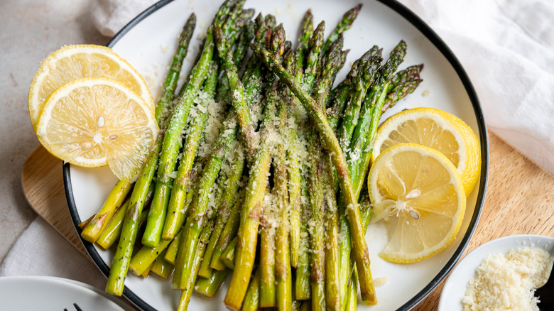 plated asparagus and lemon slices 