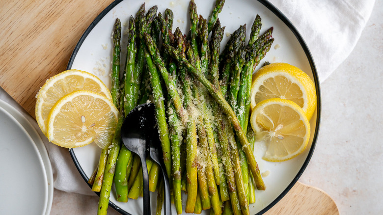 asparagus and lemon slices
