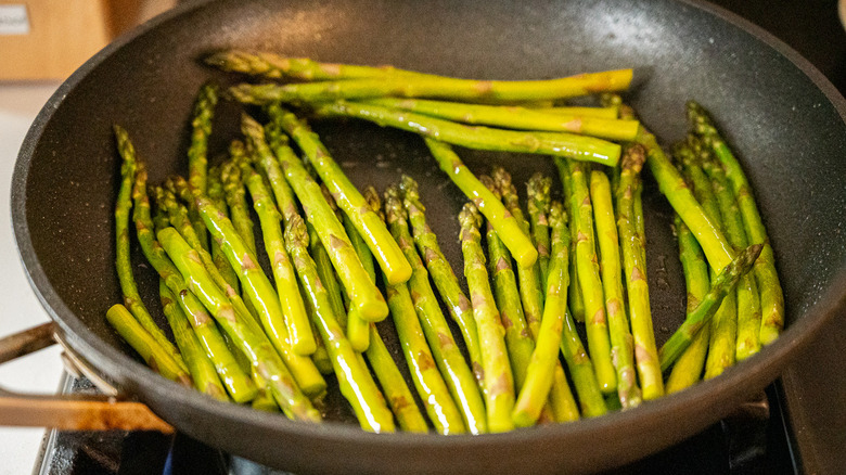 asparagus in pan