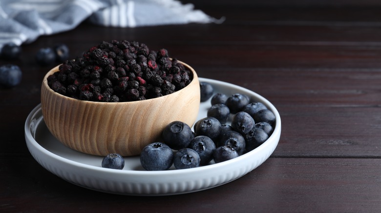 Fresh and dehydrated blueberries